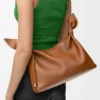 Borsa a sciarpa media in pelle di vitello liscia