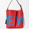 Borsa a secchiello Bilbao grande con logo oversize in pelle di vitello liscia