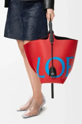 Borsa a secchiello Bilbao grande con logo oversize in pelle di vitello liscia