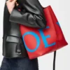Borsa a secchiello Bilbao grande con logo oversize in pelle di vitello liscia