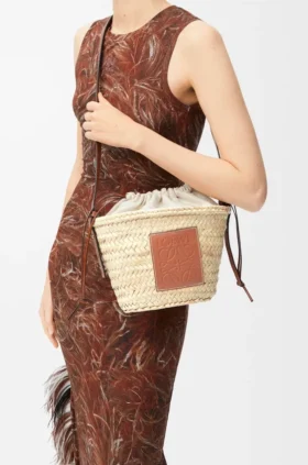 Borsa a secchiello con coulisse in foglia di palma e pelle di vitello