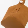 Borsa a secchiello grande “Pebble” in pelle di vitello scamosciata