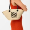 Borsa Anagram Basket piccola in palma Iraca e pelle di vitello