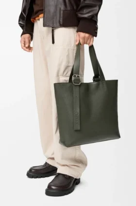 Borsa Loop Zipped Tote in morbida pelle di vitello martellata