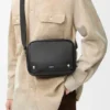 Borsa messenger Pebble media in morbida pelle di vitello martellata