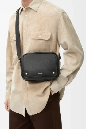 Borsa messenger Pebble media in morbida pelle di vitello martellata