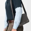 Borsa messenger Pebble media in morbida pelle di vitello martellata