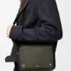 Borsa messenger Pebble media in morbida pelle di vitello martellata