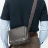 Borsa messenger Pebble media in morbida pelle di vitello martellata