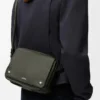 Borsa messenger Pebble media in morbida pelle di vitello martellata