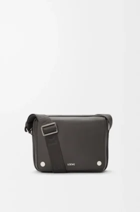 Borsa messenger Pebble media in pelle di vitello liscia