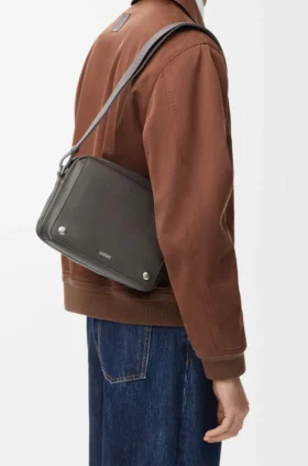 Borsa messenger Pebble media in pelle di vitello liscia