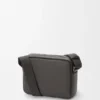 Borsa messenger Pebble media in pelle di vitello liscia