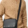 Borsa messenger Pebble media in pelle di vitello liscia