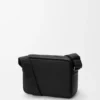 Borsa messenger Pebble media in pelle di vitello liscia