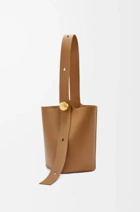 Borsa Pebble Bucket media in pelle di vitello liscia
