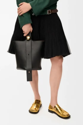 Borsa Pebble Bucket media in pelle di vitello liscia
