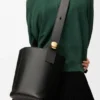 Borsa Pebble Bucket media in pelle di vitello liscia
