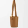 Borsa Pebble Bucket media in pelle di vitello liscia
