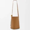 Borsa Pebble Bucket media in pelle di vitello liscia