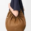 Borsa Squeeze media in morbida pelle di agnello nappa