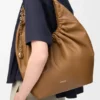 Borsa Squeeze media in morbida pelle di agnello nappa