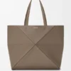 Borsa tote grande orizzontale con Puzzle Fold in morbida pelle di vitello martellata