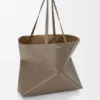 Borsa tote grande orizzontale con Puzzle Fold in morbida pelle di vitello martellata
