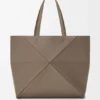 Borsa tote grande orizzontale con Puzzle Fold in morbida pelle di vitello martellata