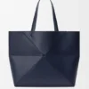 Borsa tote grande orizzontale con Puzzle Fold in morbida pelle di vitello martellata