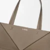 Borsa tote grande orizzontale con Puzzle Fold in morbida pelle di vitello martellata