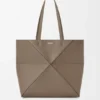 Borsa tote orizzontale media con pieghe Puzzle Fold in morbida pelle di vitello martellata