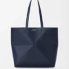 Borsa tote orizzontale media con pieghe Puzzle Fold in morbida pelle di vitello martellata