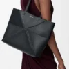 Borsa tote orizzontale media con pieghe Puzzle Fold in morbida pelle di vitello martellata
