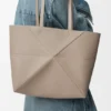 Borsa tote orizzontale media con pieghe Puzzle Fold in morbida pelle di vitello martellata