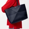 Borsa tote orizzontale media con pieghe Puzzle Fold in morbida pelle di vitello martellata
