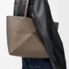 Borsa tote orizzontale media con pieghe Puzzle Fold in morbida pelle di vitello martellata