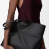 Borsa tote orizzontale media con pieghe Puzzle Fold in morbida pelle di vitello martellata