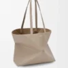 Borsa tote orizzontale media con pieghe Puzzle Fold in morbida pelle di vitello martellata