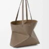 Borsa tote orizzontale media con pieghe Puzzle Fold in morbida pelle di vitello martellata