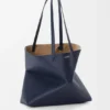 Borsa tote orizzontale media con pieghe Puzzle Fold in morbida pelle di vitello martellata
