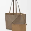 Borsa tote orizzontale media con pieghe Puzzle Fold in morbida pelle di vitello martellata