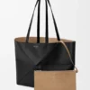 Borsa tote orizzontale media con pieghe Puzzle Fold in morbida pelle di vitello martellata