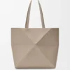 Borsa tote orizzontale media con pieghe Puzzle Fold in morbida pelle di vitello martellata