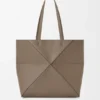 Borsa tote orizzontale media con pieghe Puzzle Fold in morbida pelle di vitello martellata