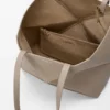 Borsa tote orizzontale media con pieghe Puzzle Fold in morbida pelle di vitello martellata
