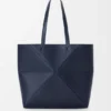 Borsa tote orizzontale media con pieghe Puzzle Fold in morbida pelle di vitello martellata