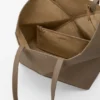 Borsa tote orizzontale media con pieghe Puzzle Fold in morbida pelle di vitello martellata