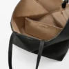 Borsa tote orizzontale media con pieghe Puzzle Fold in morbida pelle di vitello martellata