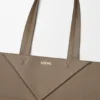 Borsa tote orizzontale media con pieghe Puzzle Fold in morbida pelle di vitello martellata